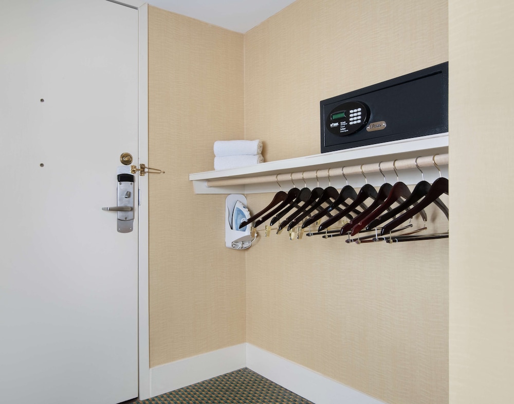 Junior Suite, 1 King Bed With Sofa Bed (Large Tub) - Photo 2
