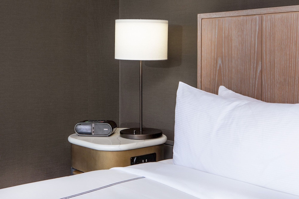 Premium Room, 1 King Bed, Corner - Photo 3