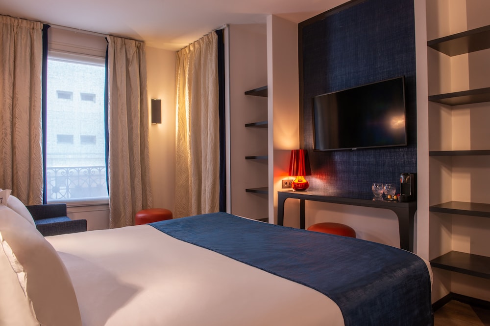 Triple Room, 1 King Bed with Sofa bed photo 2