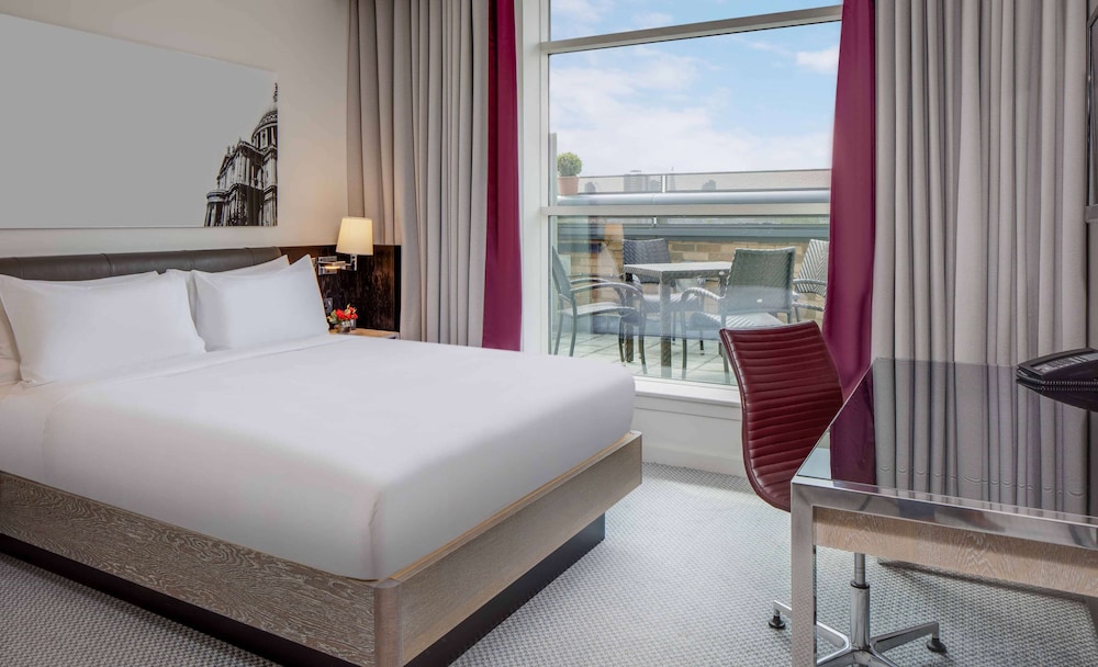 Suite, 1 Queen Bed with Sofa bed, Terrace thumbnail 5