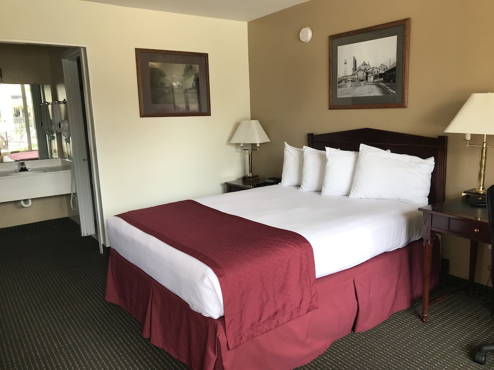 Standard Room, 1 Queen Bed photo 3