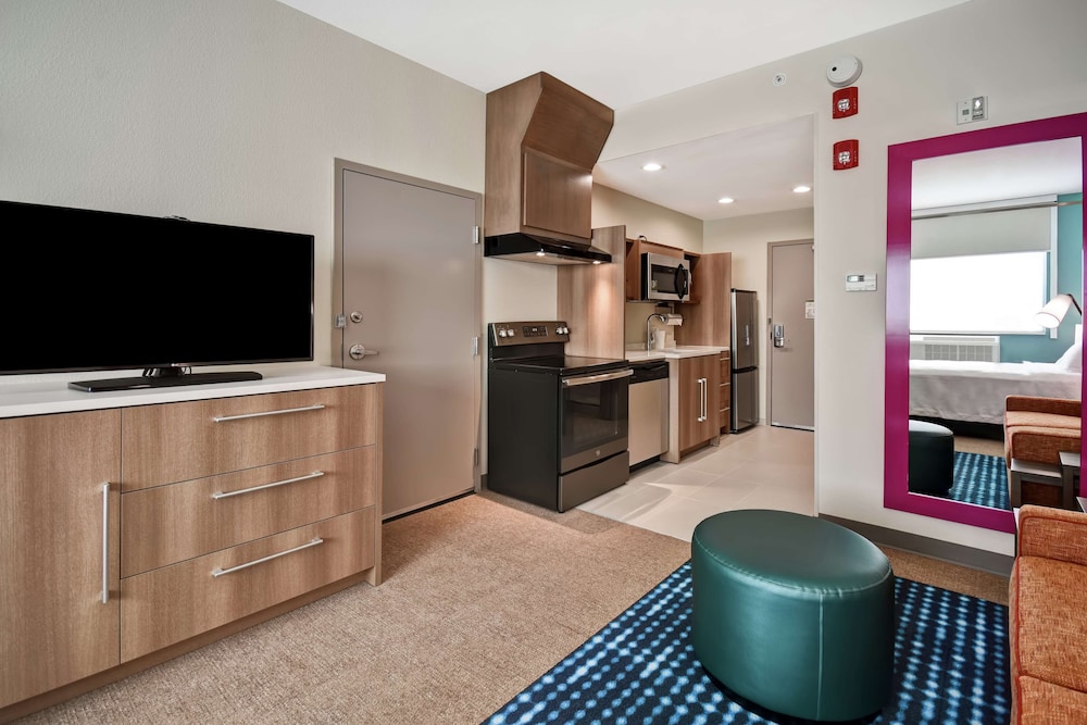 Suite, 1 King Bed, Accessible photo 2