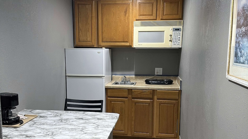 Suite, 1 Queen Bed, Non Smoking, Kitchen - Photo 6