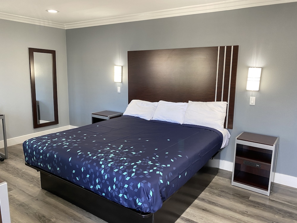 Deluxe Room, 1 King Bed (No Hot Tub)