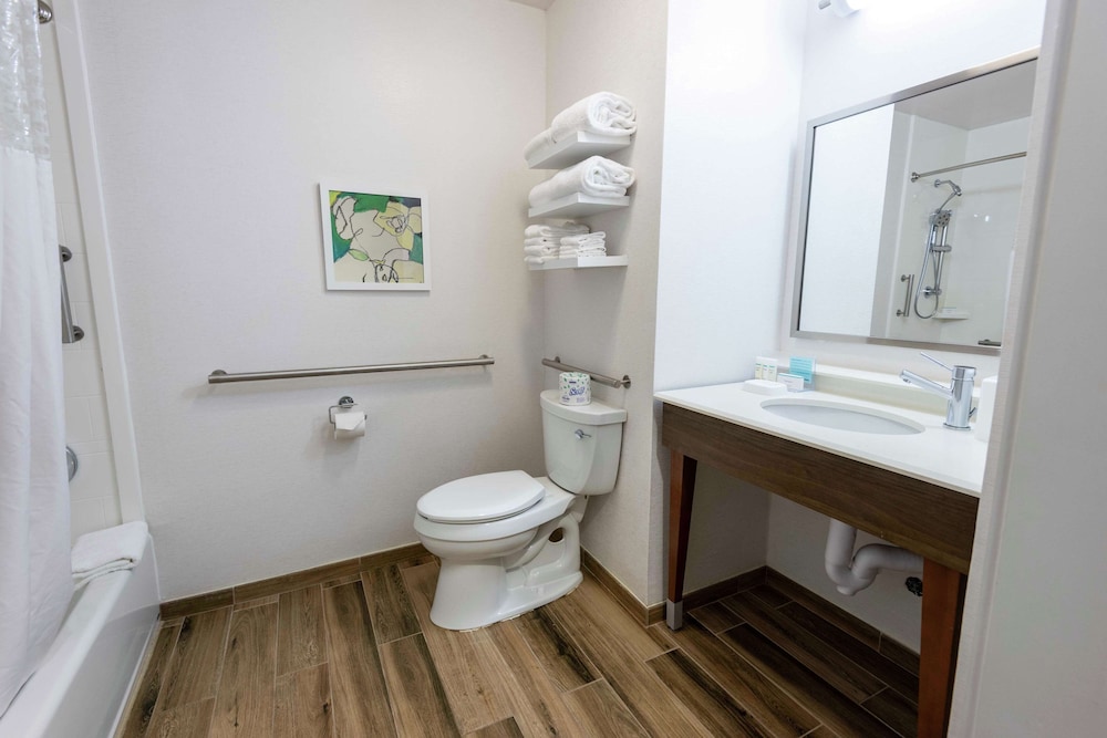 Room, 2 Double Beds, Accessible, Bathtub - Photo 5