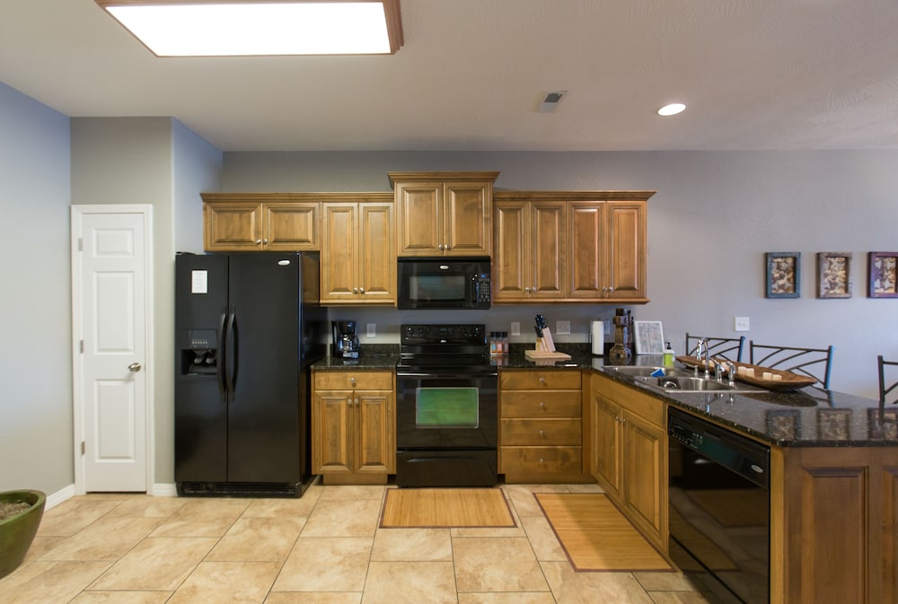 Two Bedroom Condo - Middle Level (Ground) 45 photo 3