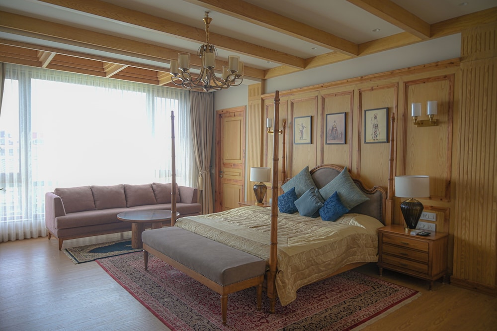 Luxury Suite, Hill View