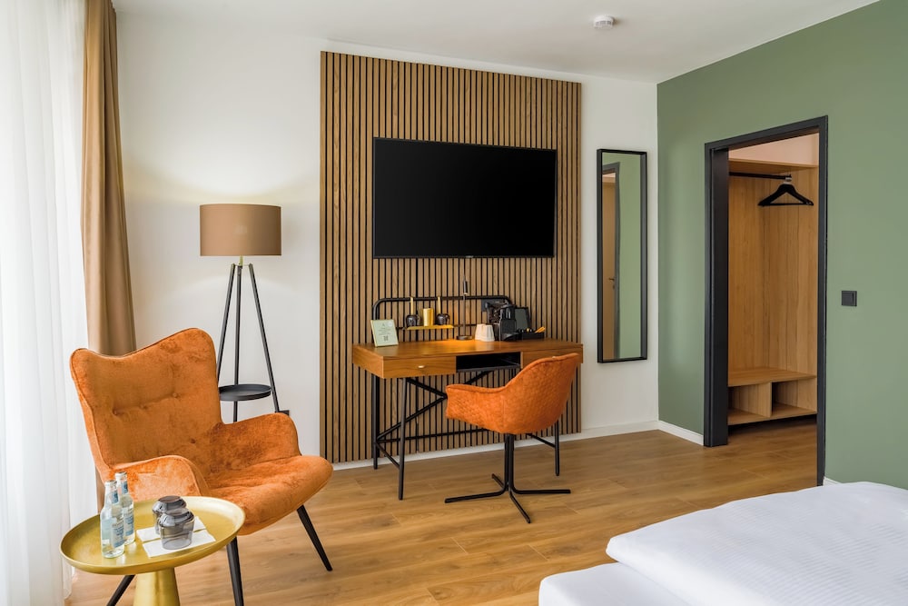 Business Room, 1 King Bed, Balcony - Photo 6