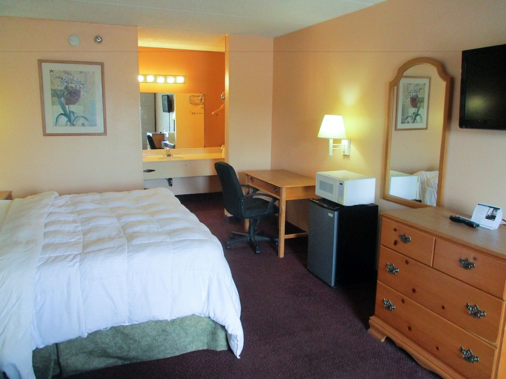 Standard Room, 1 King Bed, Smoking photo 3