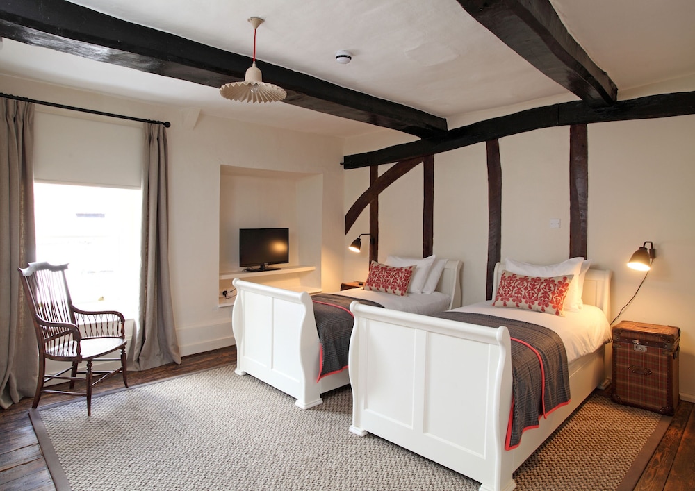 Classic Twin Room, Ensuite photo 2