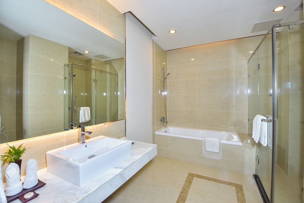 Premier Deluxe King Room - Free Two Ways Airport Transfer photo 1