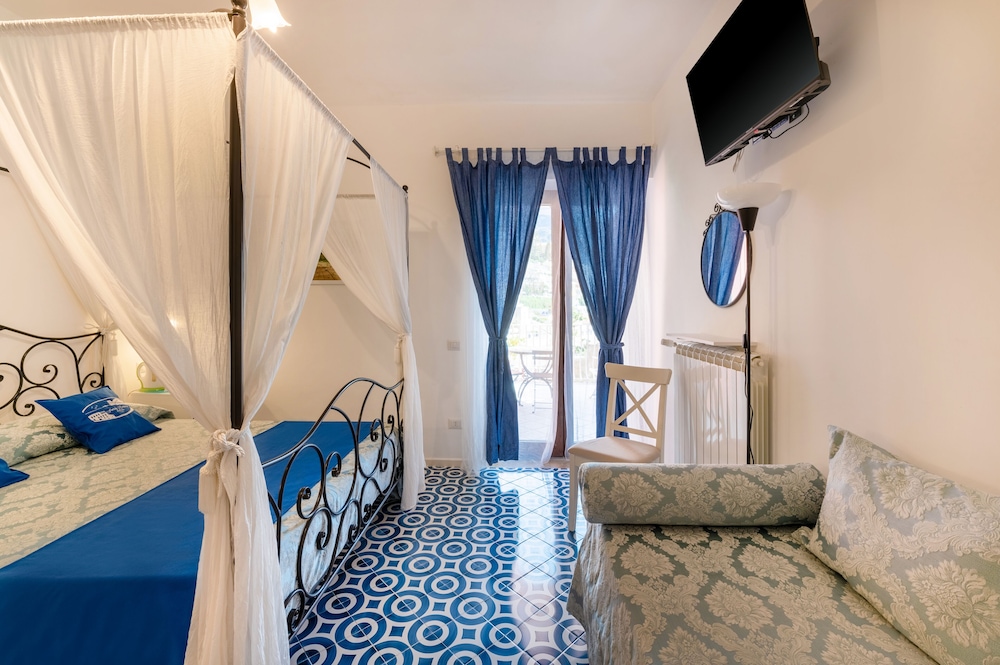 Deluxe Double or Twin Room, Partial Sea View photo 1