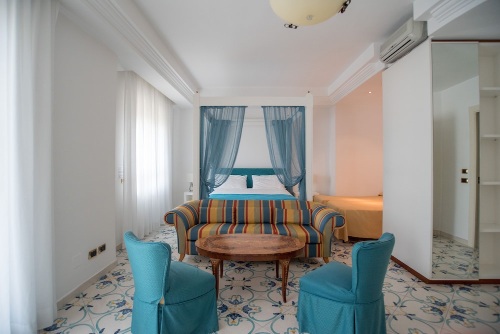 Junior Suite, Partial Sea View