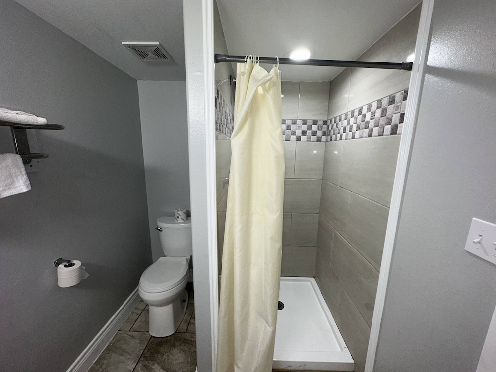 Standard Room, 2 Queen Beds - Photo 7