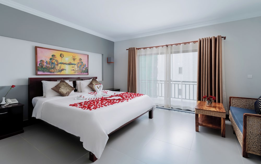 Deluxe Double Room with Balcony - Photo 4