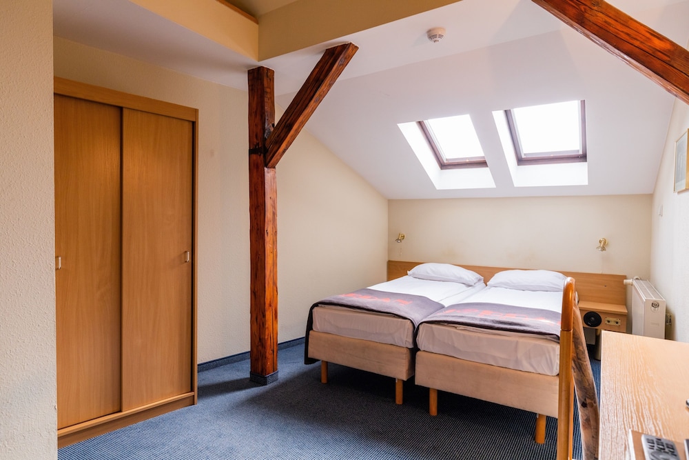 Classic Twin Room, 2 Twin Beds - Photo 8
