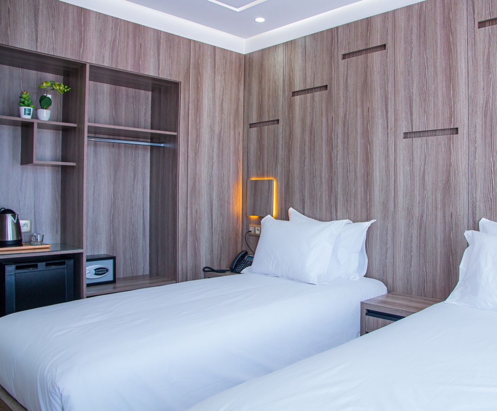 Standard Twin Room, 2 Twin Beds - Photo 2