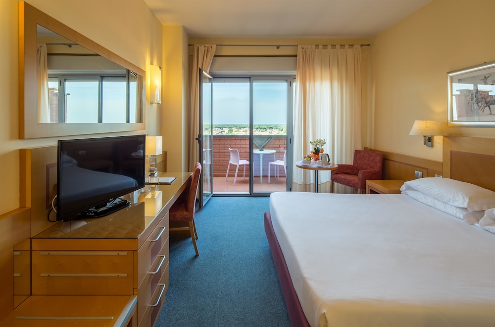 Classic Room, 1 King Bed, Balcony - Photo 5