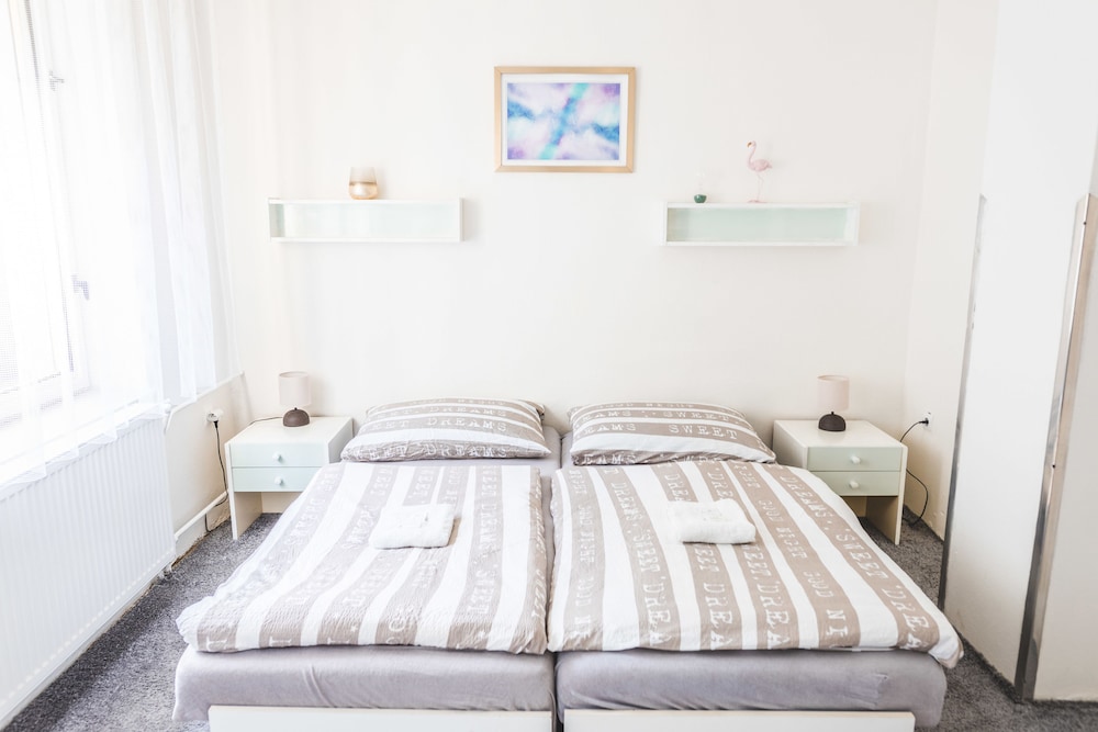 Design Room, 1 Queen Bed, Garden View photo 3