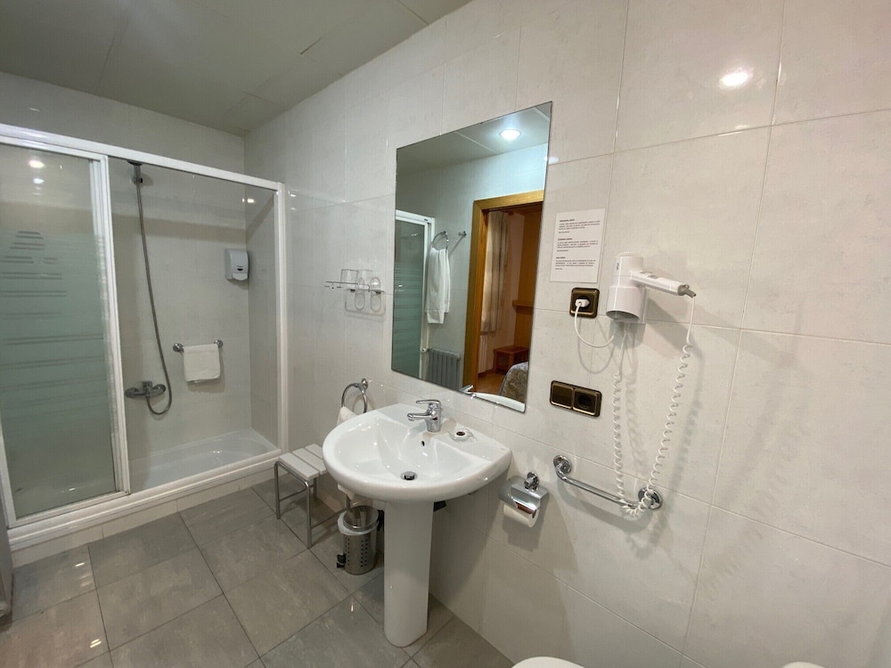 Double or Twin Room - Photo 2