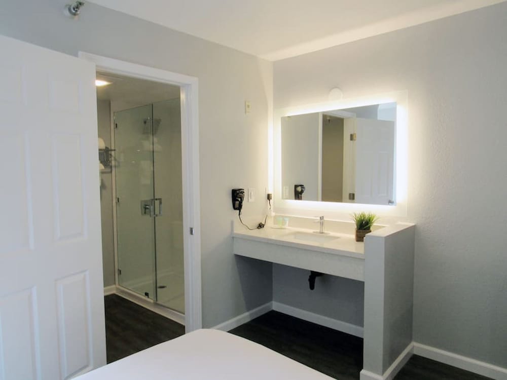 Standard Room, 2 Queen Beds (Queen Studio Non Smoking) photo 2