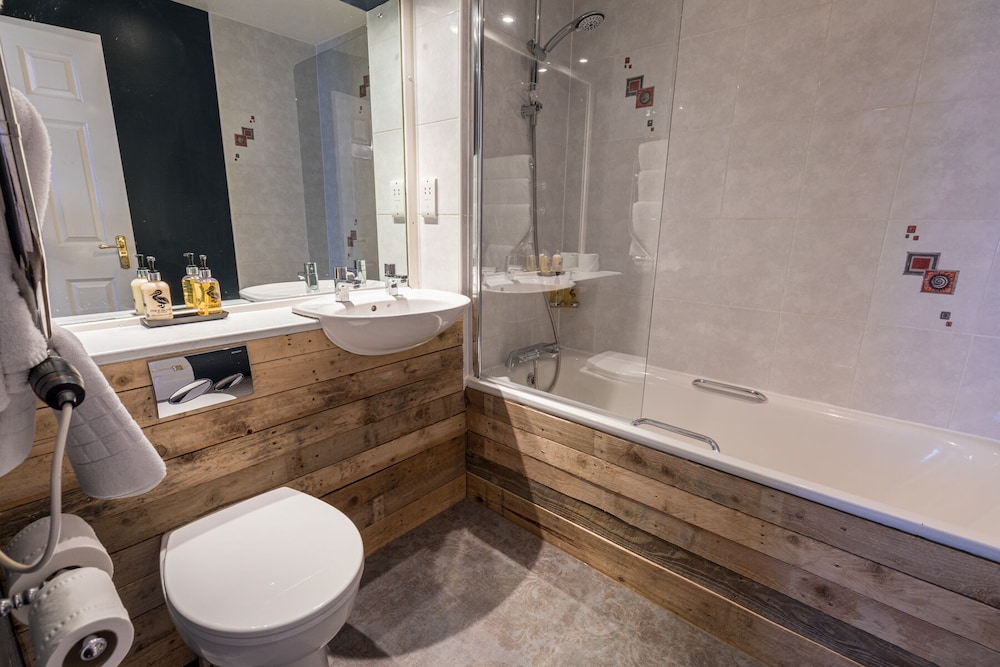 Superior Double Room, Ensuite (Large) photo 3