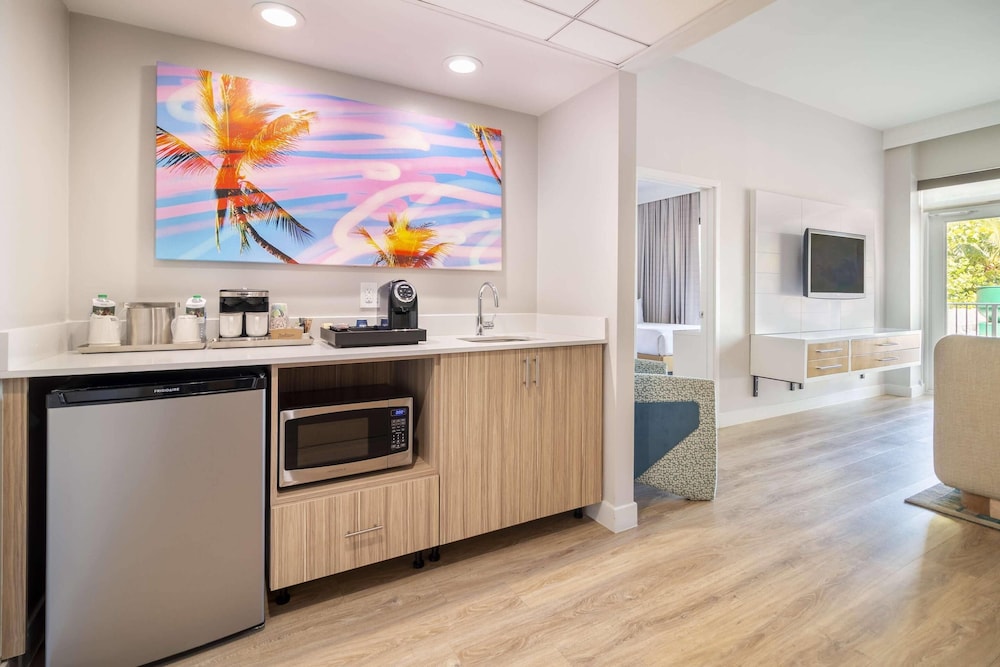 Suite, 2 Queen Beds, Non Smoking (Upgrade) - Photo 8