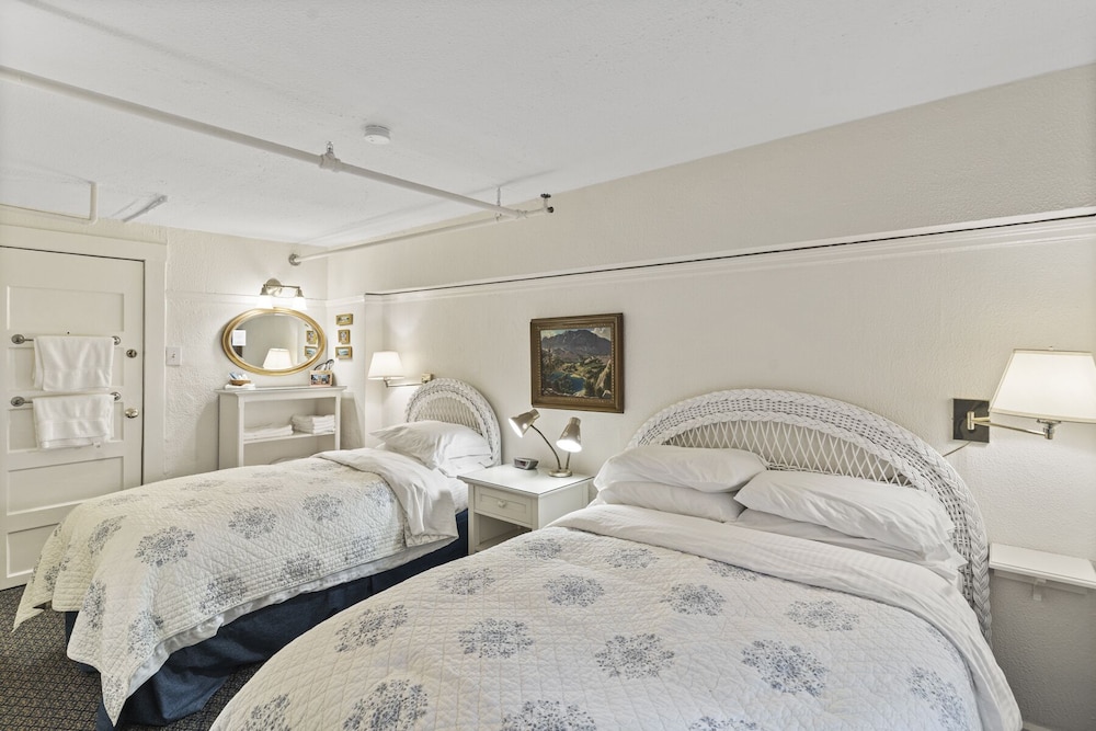 Room, Multiple Beds (with Shared Bathroom)