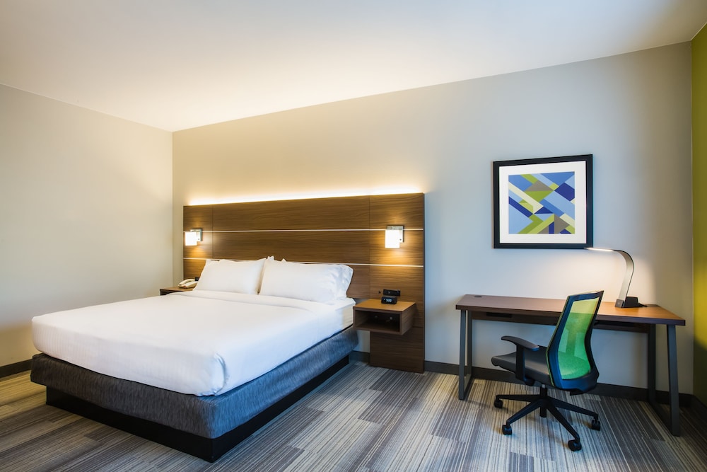 Suite, 1 King Bed - Photo 4