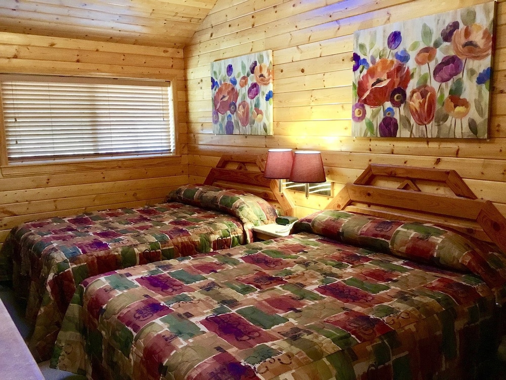 Basic Room, 2 Queen Beds, Non Smoking (101/102/103) photo 1
