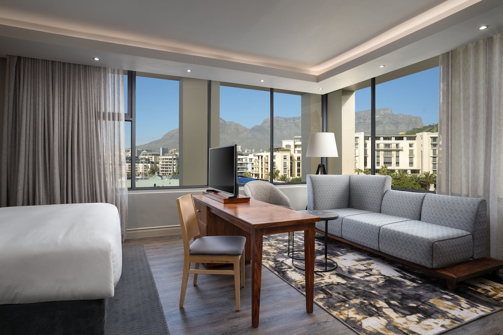 Junior Suite, 1 King Bed, Corner photo 2