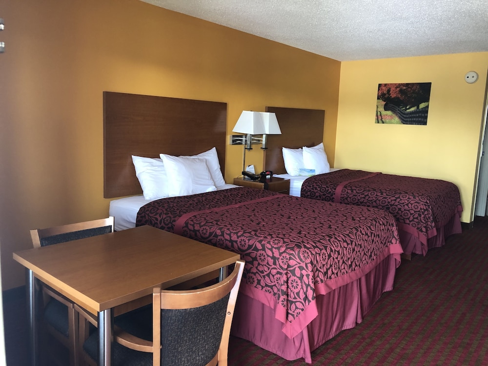 Standard Room, 2 Queen Beds, Non Smoking - Photo 4