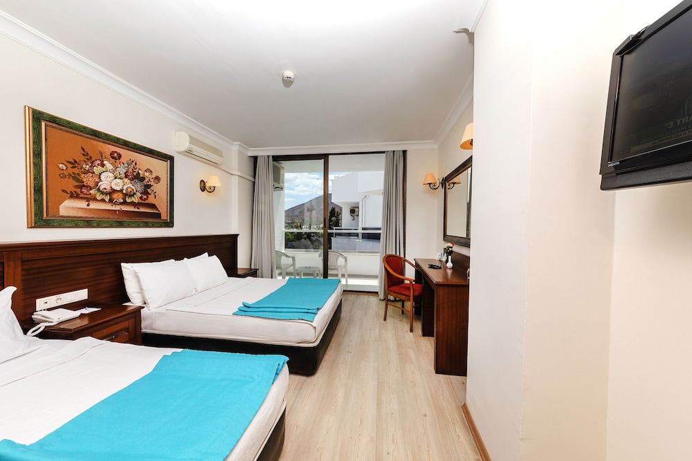 Double or Twin Room, Partial Sea View photo 2
