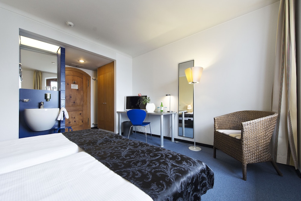 Classic Double Room, Non Smoking, Mountain View photo 3