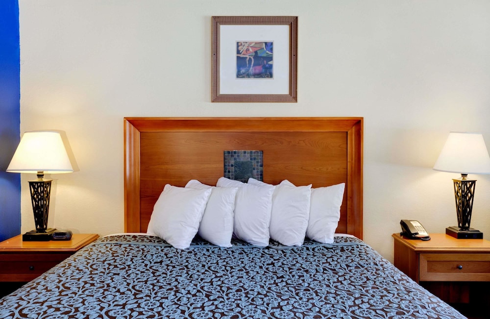 Studio Suite, 1 King Bed, Non Smoking - Photo 1