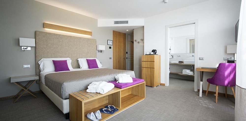Premier Room, 1 King Bed, Jetted Tub, Sea View photo 3