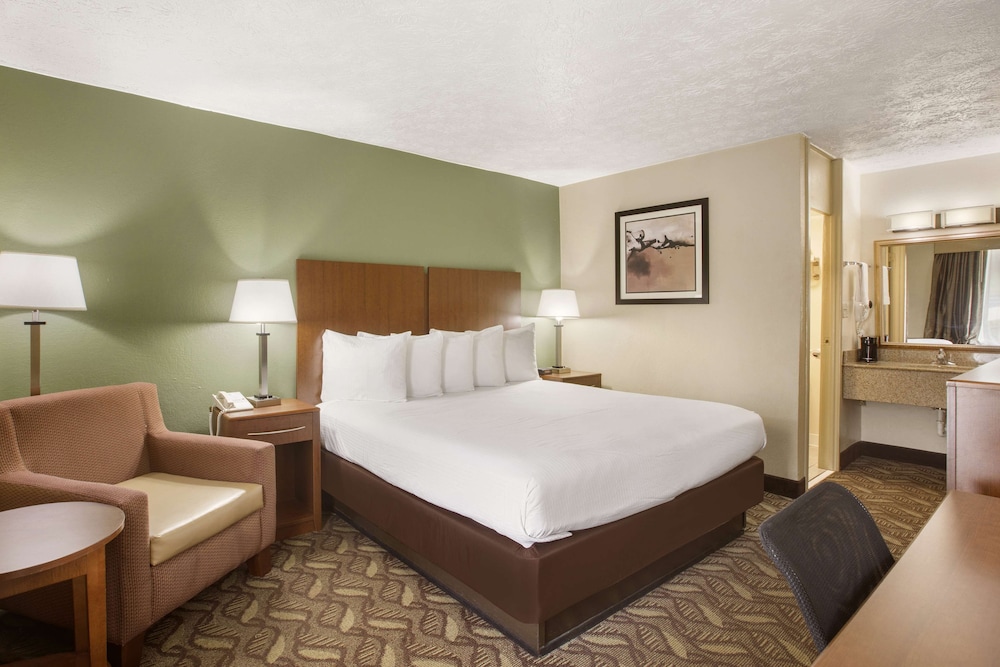 Standard Room, 1 King Bed, Accessible, Bathtub photo 1