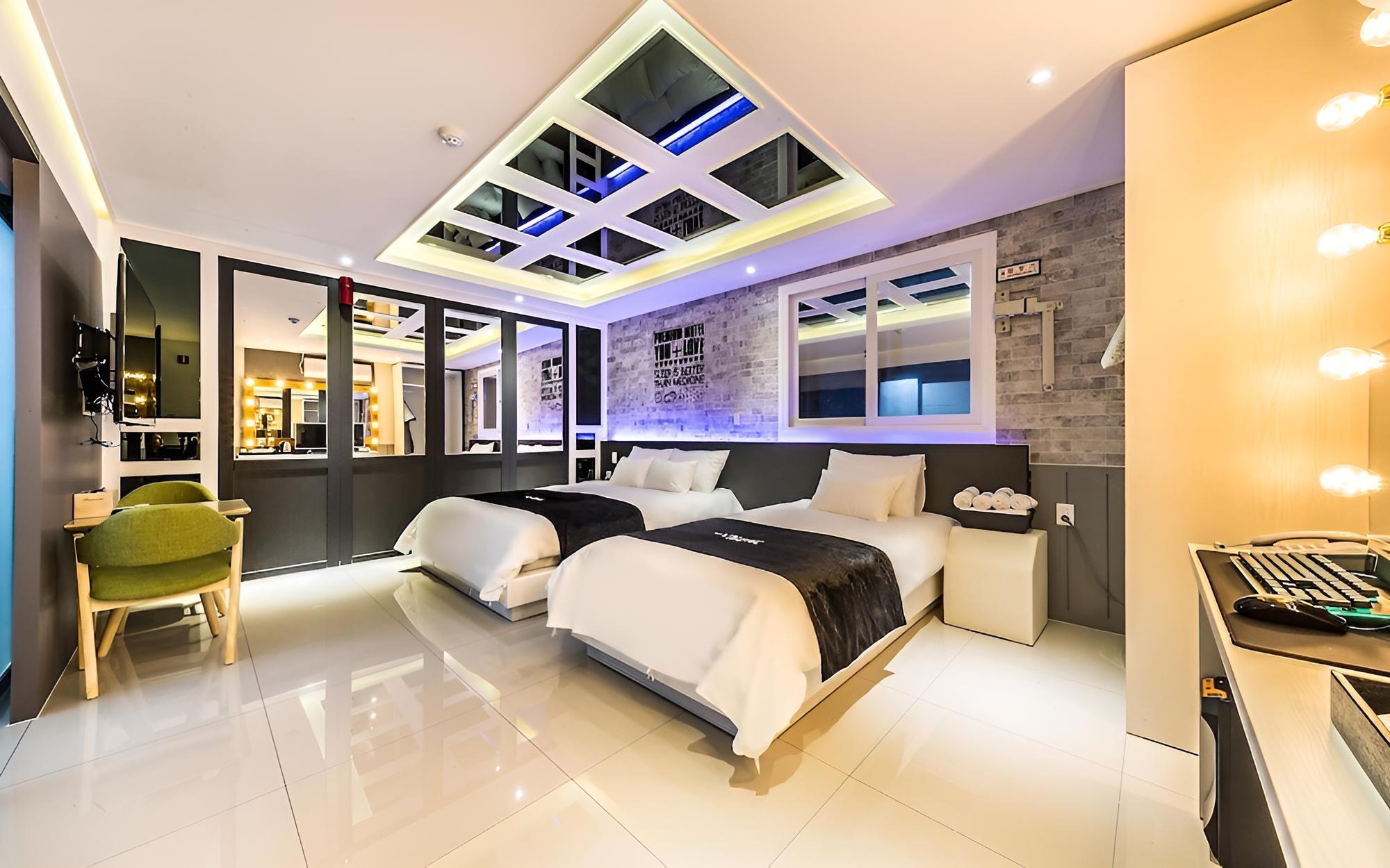 Room (Suite) - Photo 7