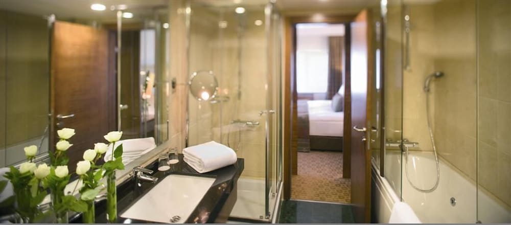 Suite, 1 King Bed, Sea View