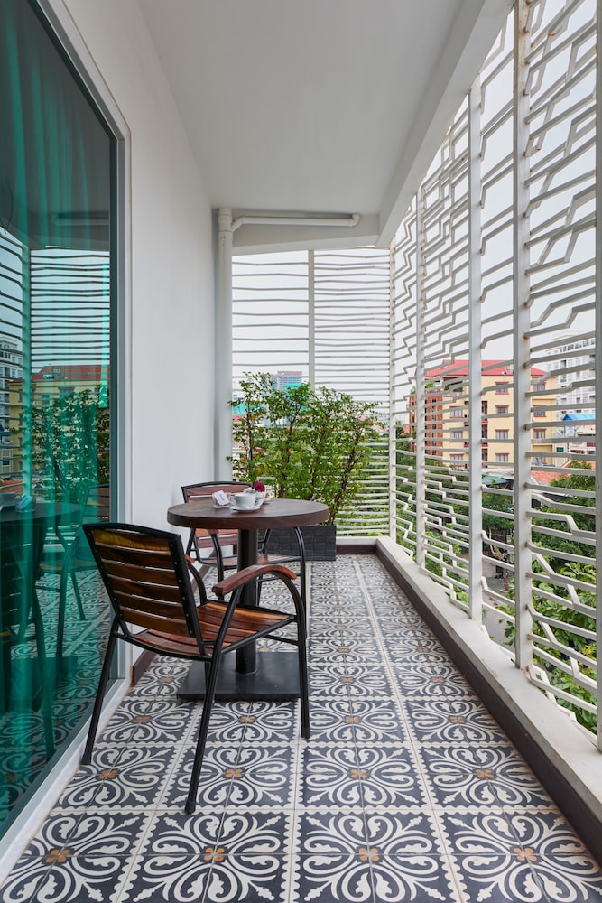 Premium Double Room, 1 Double Bed, City View, Corner photo 3