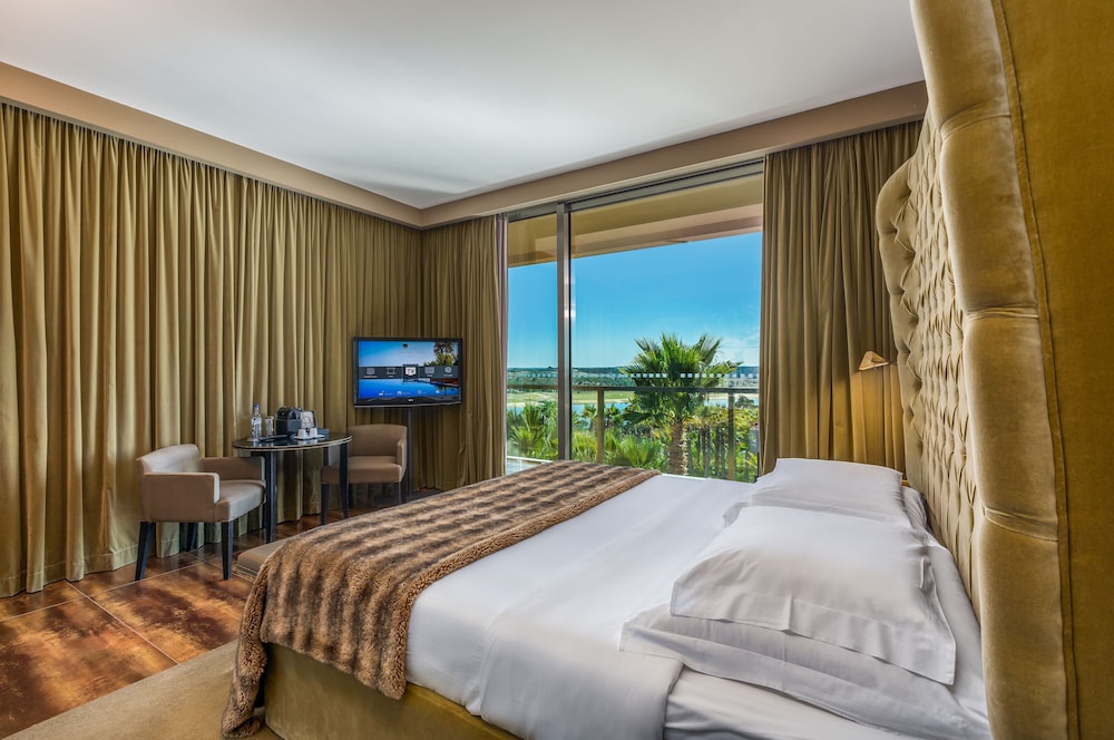 Suite, Lake View (Master)