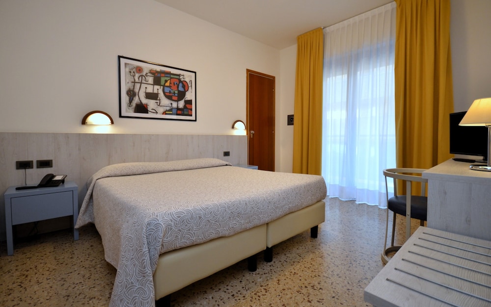 Standard Triple Room, Balcony photo 1