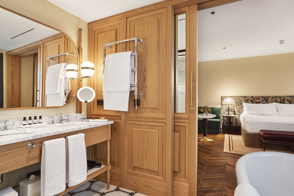 Deluxe Triple Family Room - Photo 6