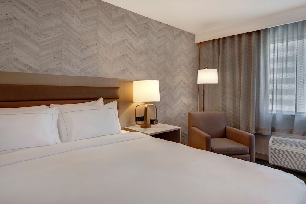 Suite, 1 King Bed, Accessible (Mobility) photo 2
