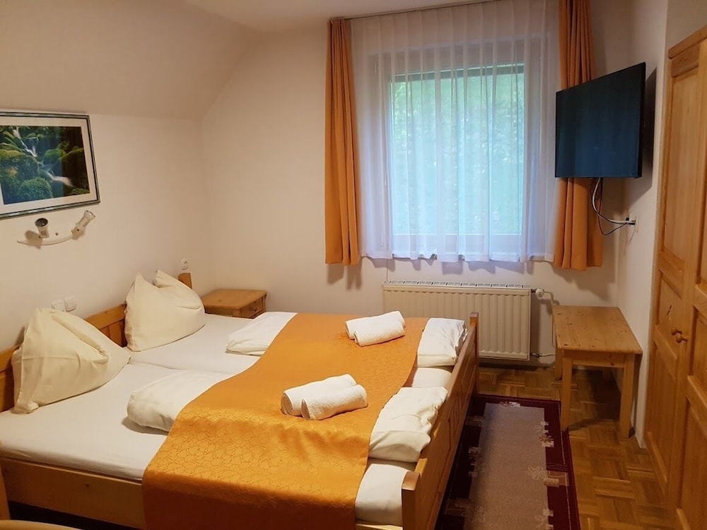 Economy Double Room, 1 King Bed photo 3