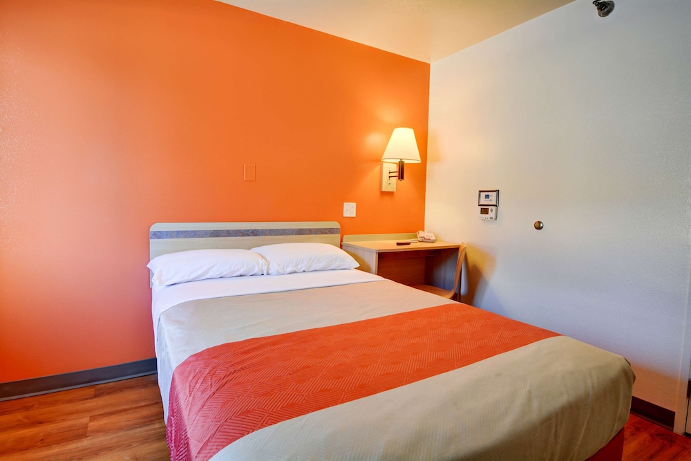Standard Room, 1 Queen Bed, Non Smoking