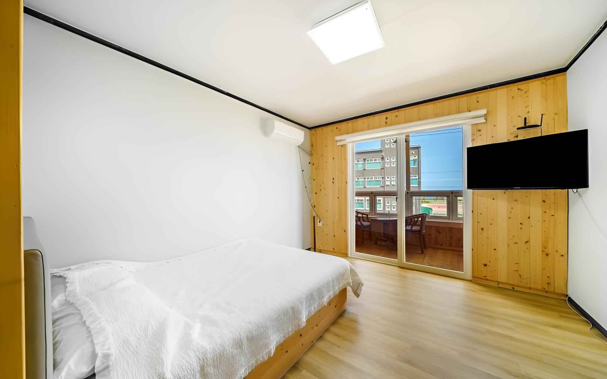 Room (201 Rosemary (Ocean View)) photo 1