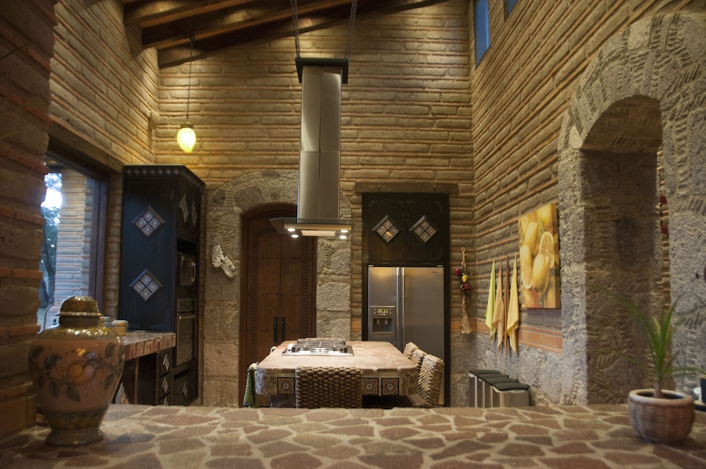 Executive Suite, 1 King Bed, Garden View, Courtyard Area photo 3