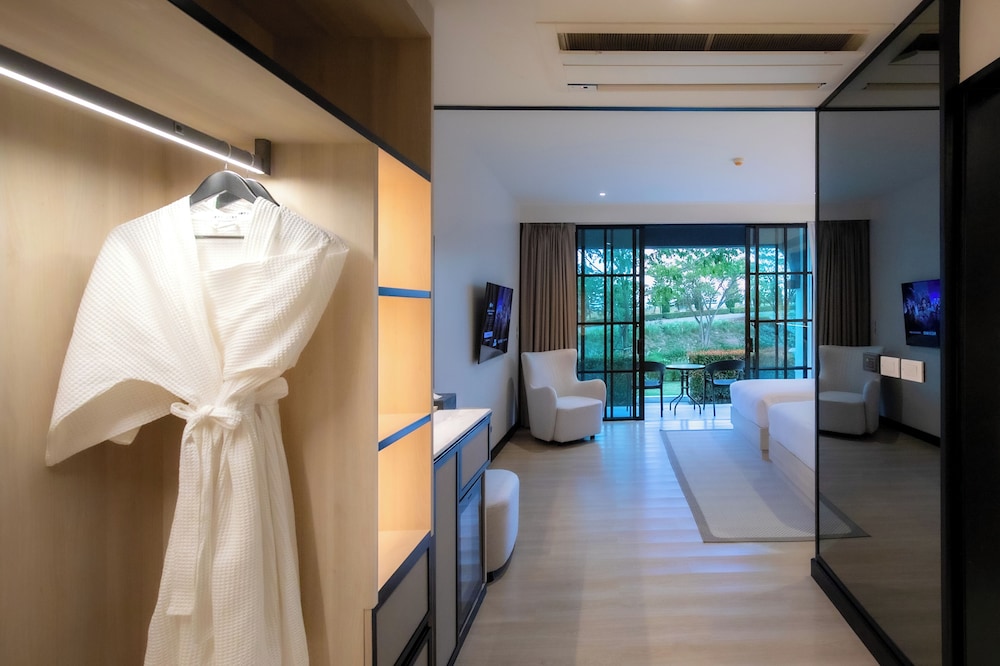 Deluxe Room (Twin Bed) - Photo 6