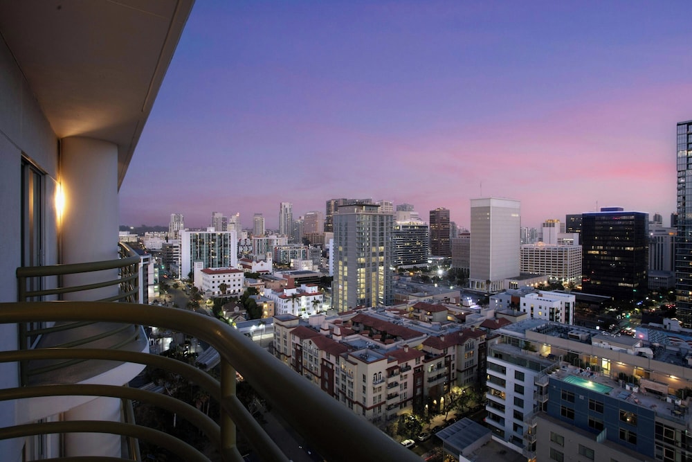 Premium Room, 1 King Bed, City View thumbnail 5